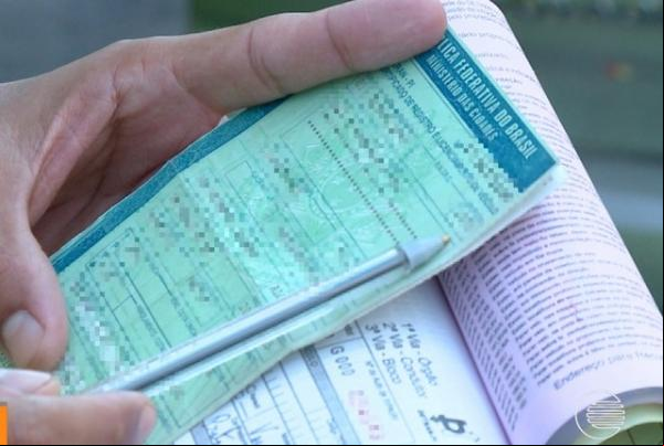 Licenciamento de veículos pode ser impresso em papel normal, substituindo o papel-moeda.(Imagem:Reprodução/TV Clube)