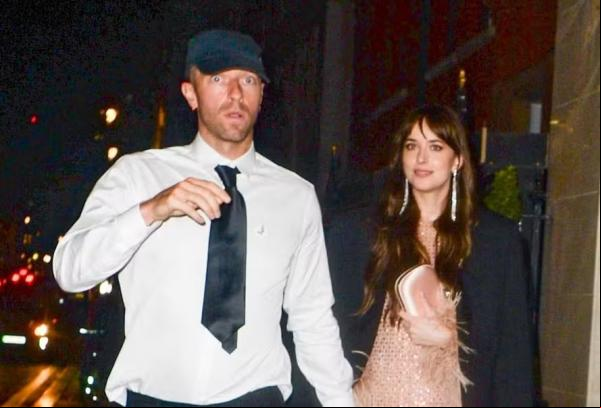Chris Martins e Dakota Johnson estão noivos.(Imagem:Getty Images)