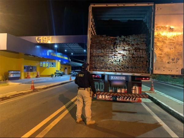 PRF apreende 48 m³ de madeira serrada na BR-230 em Floriano(Imagem:Reprodução)