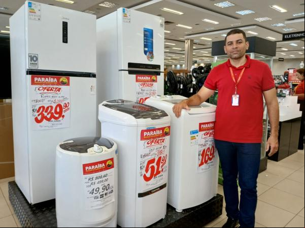 Biserra, chefe do setor de móveis e eletros do Armazém Paraíba(Imagem:FlorianoNews)