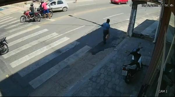 Mulher tem moto roubada ao parar em semáforo no centro de Floriano(Imagem:Reprodução)