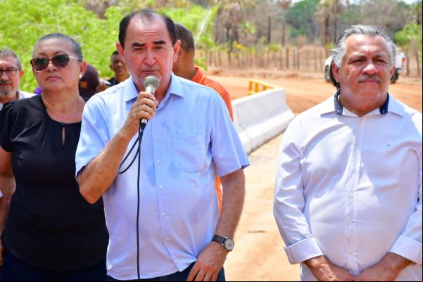 Vereadores de Floriano participam de entrega da ponte que dá o à localidade Saco.(Imagem:CMF)