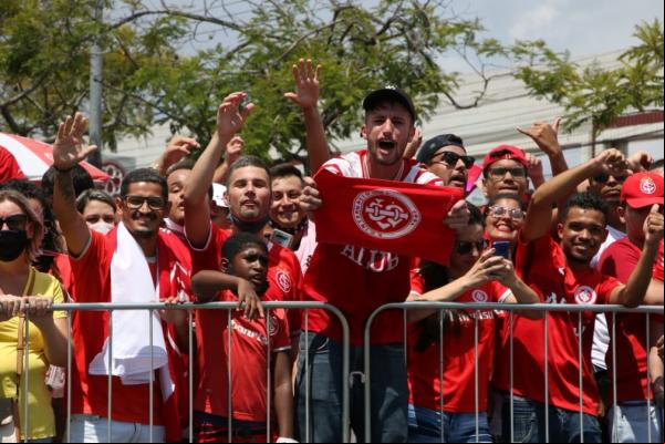 Empolgação e aglomeração: torcida do Inter apoia o time no embarque para o Rio de Janeiro(Imagem:João Victor Teixeira)