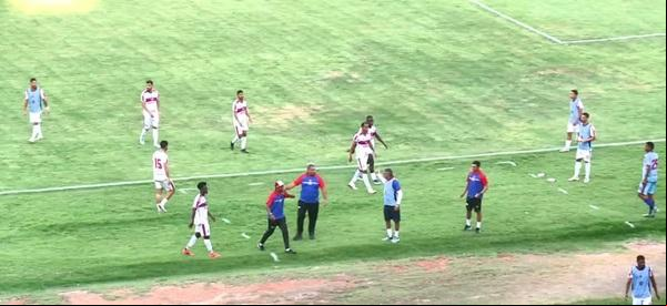 Discussão entre atletas e membros da comissão técnica do Piauí e Flamengo-Pi.(Imagem:Rede Clube)