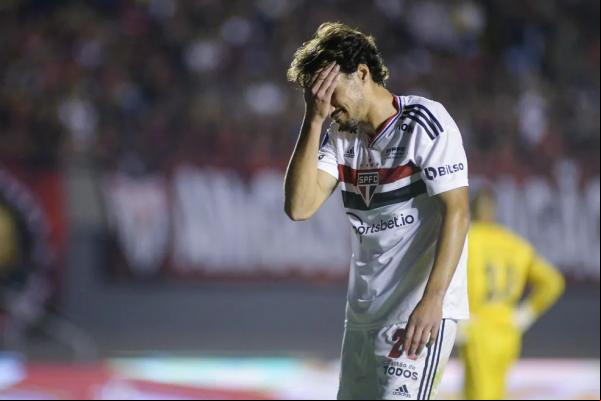 Igor Gomes lamenta em Atlético-GO x São Paulo.(Imagem:Andressa Anholete/Getty Images )