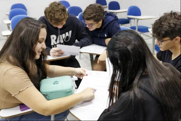 Alunos do Colégio Galois recebem orientações sobre redação para o Enem 2024. (Imagem:Bruno Peres/Agência Brasil)