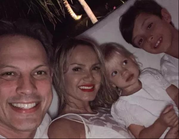 Eliana com Adriano Ricco e os filhos, Arthur e Manuela.(Imagem:Reprodução/Instagram)