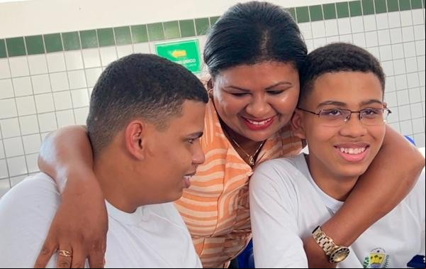 Com apoio da escola em tempo integral e de programas educacionais, mães piauienses ganham fôlego para conciliar a rotina e garantir um futuro melhor para os filhos.(Imagem:Divulgação)