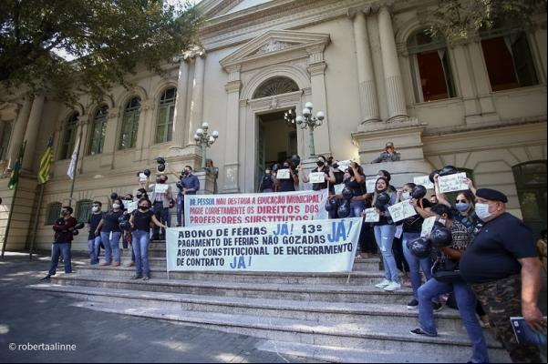 Professores substitutos protestam e pedem pagamento de férias e 13º salário(Imagem:Roberta Aline)