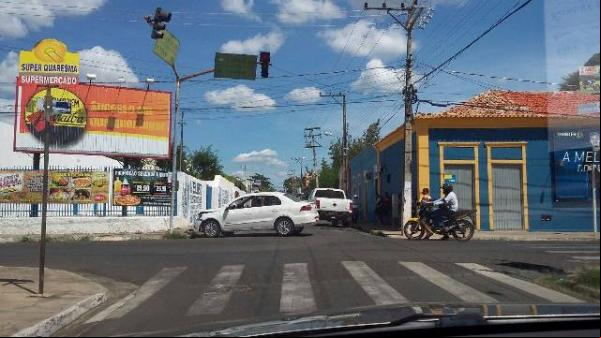 Semáforo com defeito causa acidente em cruzamento de Floriano.(Imagem:FlorianoNews)