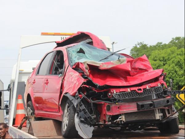 Em alta velocidade, Siena colide com automóvel e capota.(Imagem:Fernando Brito/G1)
