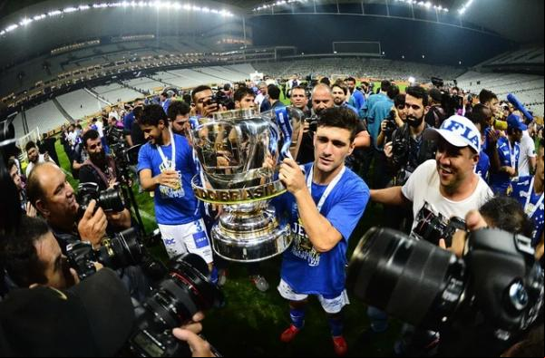 Arrascaeta com a segunda Copa do Brasil que conquistou: protagonista em Itaquera.(Imagem:Marcos Ribolli)