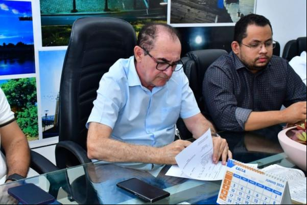 Prefeito de Floriano assina ordens de serviço para construção de praça e melhorias no aterro sanitário.(Imagem:Secom)