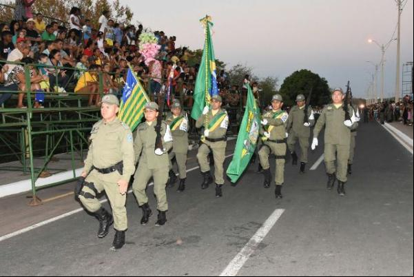  Cerca de 25 mil pessoas participam do desfile da Independência em Floriano.(Imagem:Força Tática)