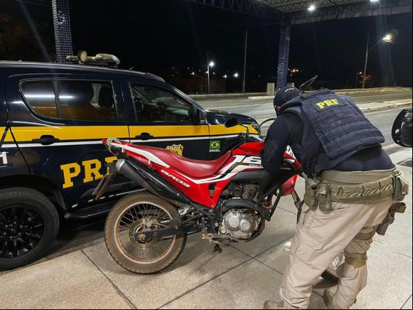 PRF apreende motocicleta adulterada e encaminha condutor à delegacia em Floriano.(Imagem:Divulgação/PRF)