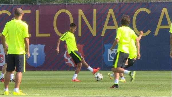 Neymar aplica caneta em Sandro Martínez durante treino.(Imagem:Reprodução)