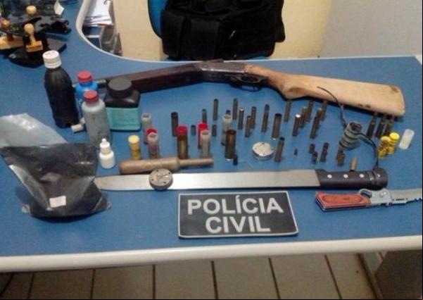 Homem é preso com fardas do exército e armamento exclusivo em Esperantina.(Imagem:florianonews.piauiconectado.com)