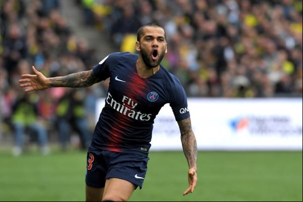 Após gol em vitória da seleção brasileira na Copa América, lateral usa as redes sociais para informar o fim da agem de duas temporadas pelo time francês:
