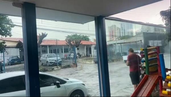 A chuva com ventos fortes e que durou cerca de 1 hora, na tarde desta sexta-feira (7).(Imagem:Divulgação)