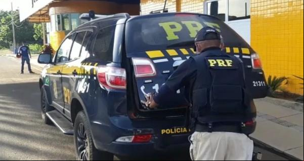Durante fiscalização de ônibus a equipe verificou que um dos ocupantes possuía um mandado de prisão expedido minutos antes da abordagem.(Imagem:Divulgação/PRF)