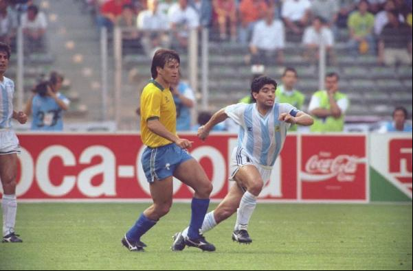 Dunga e Maradona: na Copa da Itália, em 1990, os hermanos terminaram vitoriosos.(Imagem:Anibal Philot / Agência O GLOBO)