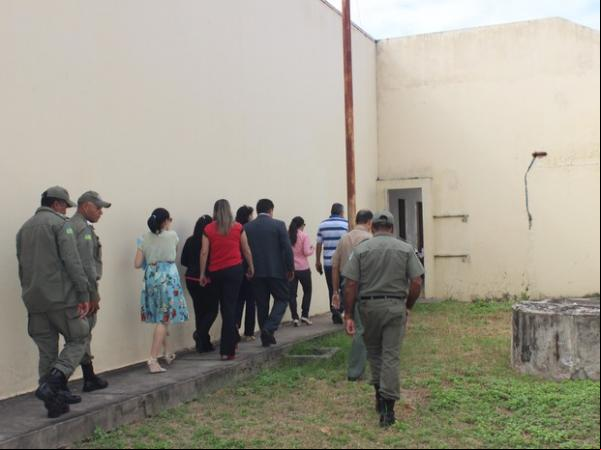 Juiz e agentes da Delegacia do Menor Infrator visitaram as dependência do CEM.(Imagem: Gilcilene Araújo/G1)
