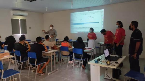 Manifestantes aram nas salas de aula explicando demandas.(Imagem: Divulgação/ADCESP )