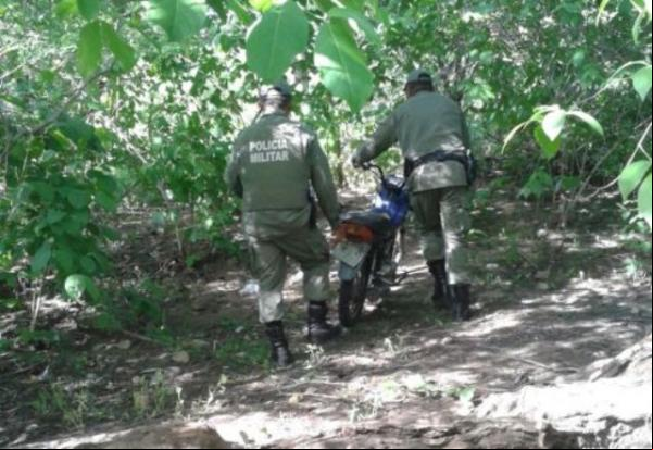 PM recupera motocicleta abandonada em matagal de Floriano.(Imagem:3° BPM)