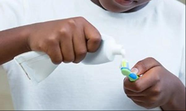 Agência emitiu alerta após reações ao produto com fluoreto de estanho.(Imagem:Ministério da Saúde/Divulgação)