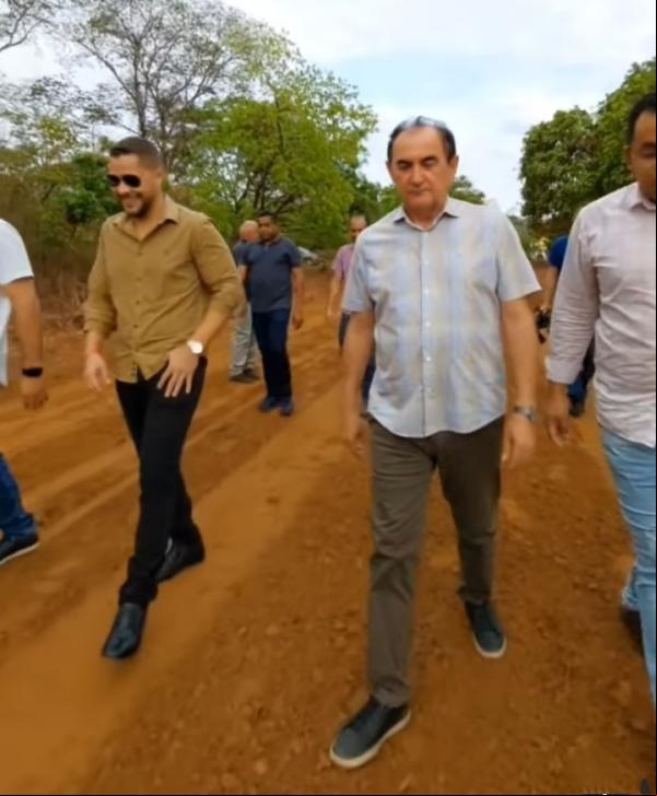 Prefeito Antônio Reis visita obra de recuperação da estrada que dá o ao Distrito Amolar(Imagem:SECOM)