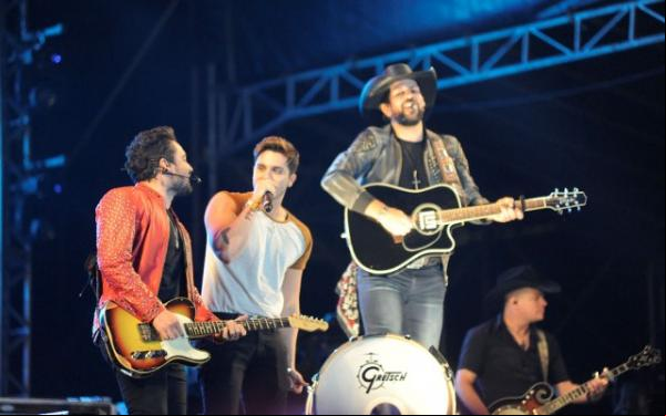 A dupla Fernando & Sorocaba canta ao lado de Luan Santana.(Imagem:Júlio César Costa/G1)