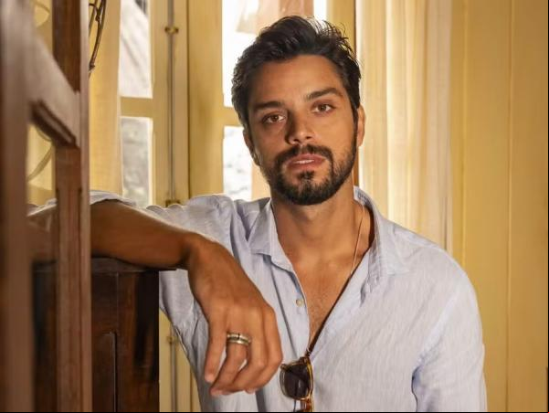 Rodrigo Simas interpreta o personagem José Venâncio na nova versão da novela