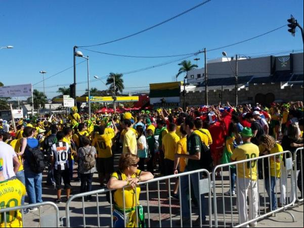 Filas começam a se formar no Mineirão pouco antes de os portões serem abertos.(Imagem:Léo Simonini)