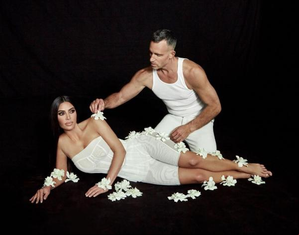 Esta é a segunda linha de perfumes que os dois fazem em parceria. As três fragrâncias anunciadas serão lançadas em 26 de janeiro. Esse ano, o ValentinDay é celebrado em 14 de f(Imagem:Reprodução)