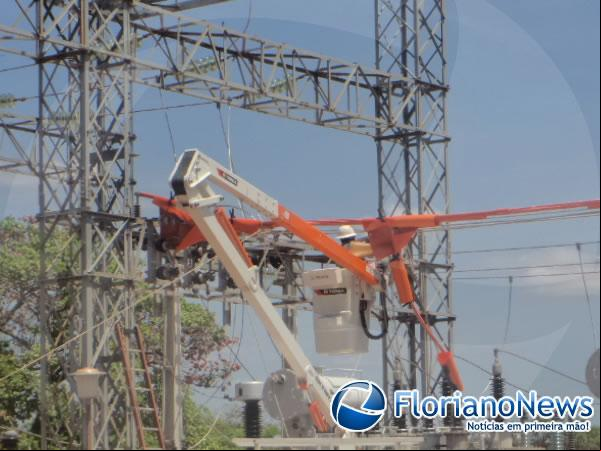 Equipe da ELETROBRÁS faz reparos no sistema de transmissão de energia.(Imagem:FlorianoNews)