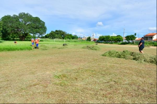 Parceria entre Infraestrutura e Esportes de Floriano começam limpeza nos campos de várzea da cidade(Imagem:Secom)