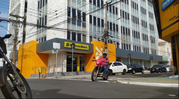 Funcionário suspeito de furtar o dinheiro trabalhava em agência no Centro de Teresina.(Imagem:Andrê Nascimento/ TV Clube)