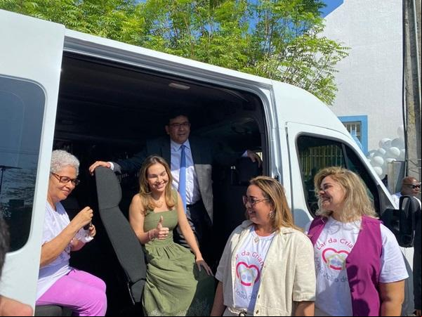 Governador entrega van para o Lar da Criança(Imagem:Reprodução)