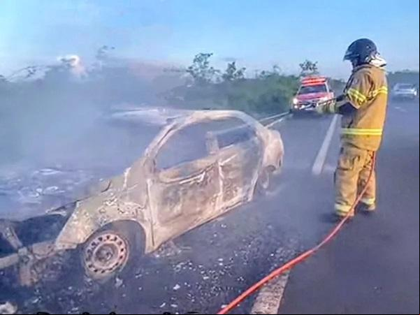 Carro é consumido pelo fogo após apresentar problema mecânico na BR-343(Imagem:Reprodução/Portal do Rurik)