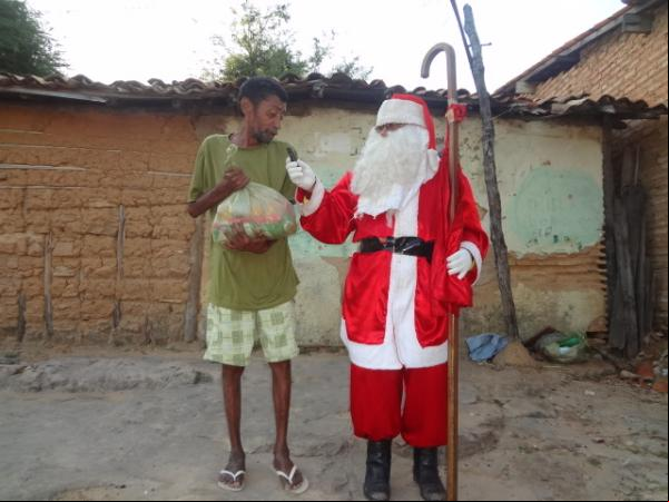 Papai Noel entrega brinquedos e cestas básicas em Floriano. (Imagem:FlorianoNews)