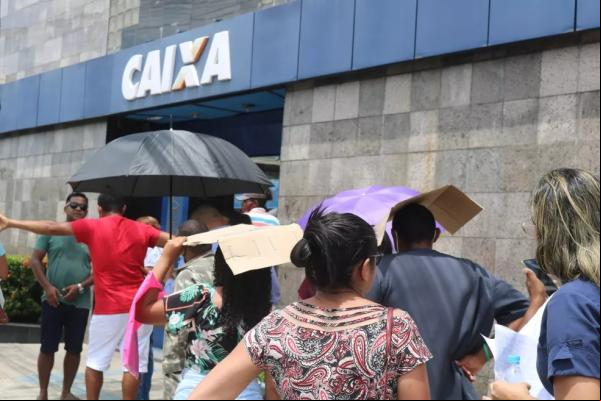 Saque do FGTS: agências da Caixa em Teresina têm filas por informações.(Imagem:Andrê Nascimento/g1)
