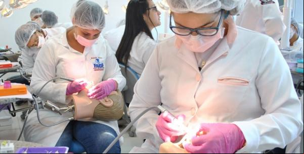 Acadêmicos do curso de Odontologia da FAESF realizam atividades práticas em laboratório(Imagem:FAESF)