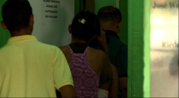 Mãe suspeita de vender criança de 3 meses por R$ 10 é levada para delegacia em Teresina(Imagem:TV Clube)