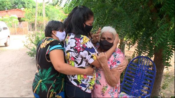 Reencontro da mãe com as filhas após 45 anos separadas.(Imagem: Reprodução/TV Clube)