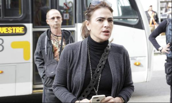 Claudia Faissol, mãe da filha mais nova de João Gilberto, chega ao velório do músico.(Imagem:Marcos Ramos / Agência O Globo)