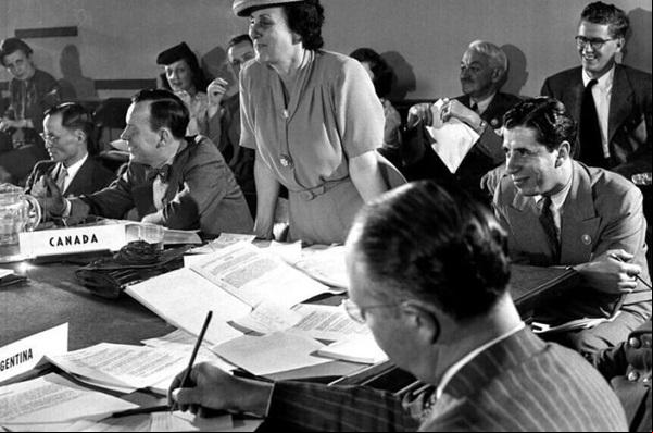 Escolas abordarão contribuição feminina na história, ciência, artes e cultura; na foto, Bertha Lutz em reunião na ONU.(Imagem:Arquivo/ONU)