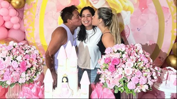 Monyque Isabella entre o pai, Leonardo, e a madrasta, Poliana Rocha.(Imagem:Reprodução/Instagram)