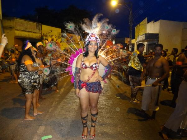Desfiles de escolas de samba alegram a Av. Getúlio Vargas. (Imagem:FlorianoNews)