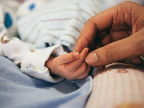 Bebê colocado para adoção durante a gestação é entregue para pais adotivos sem ar por instituiçã(Imagem:reprodução)