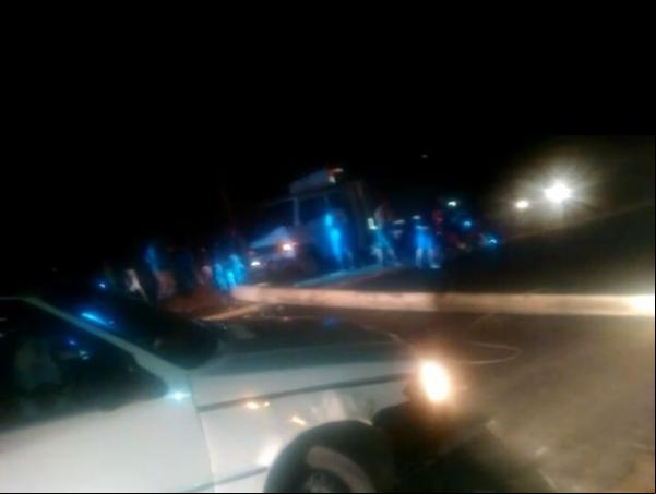 Caminhão colide e derruba poste em Floriano.(Imagem:FlorianoNews)
